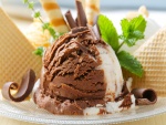 Un rico helado de chocolate y nata