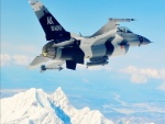 F-16 volando sobre montañas nevadas