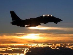 Avión de combate volando sobre las nubes