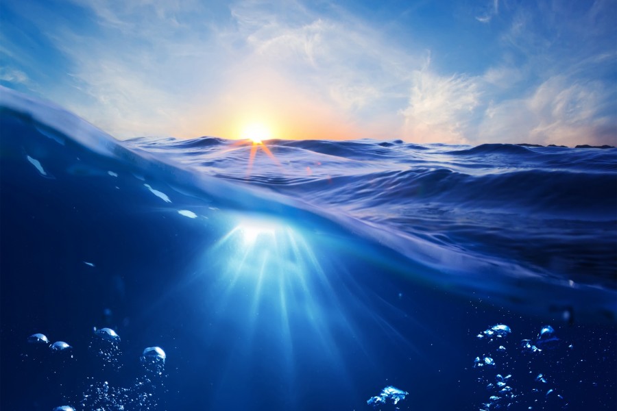 Rayos de sol bajo el agua