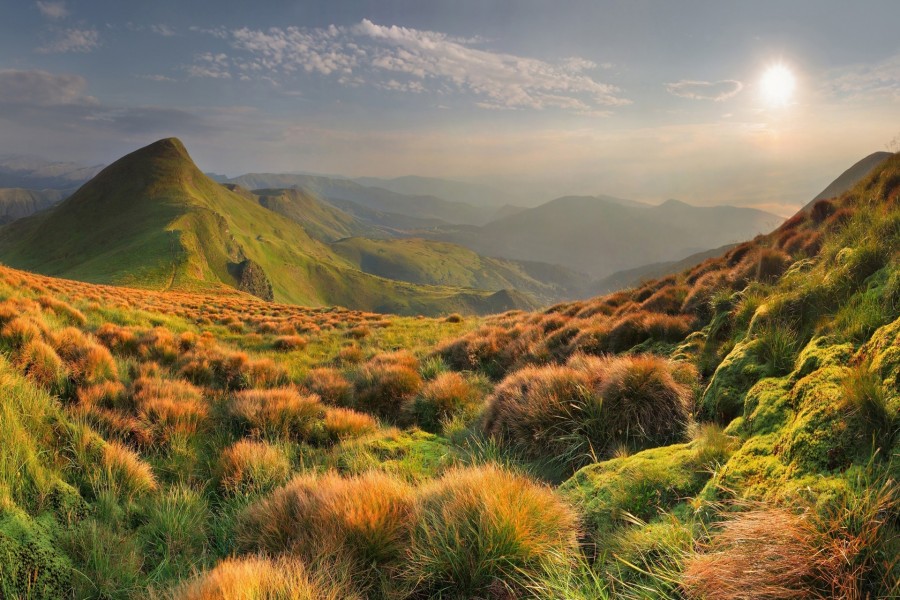 Los rayos del sol iluminando el paisaje montañoso