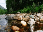 Piedras a orillas de un río