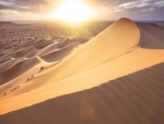 Sol iluminando la arena del desierto