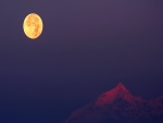 Hermosa luna llena sobre la montaña