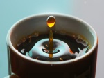 Gota de café cayendo en la taza