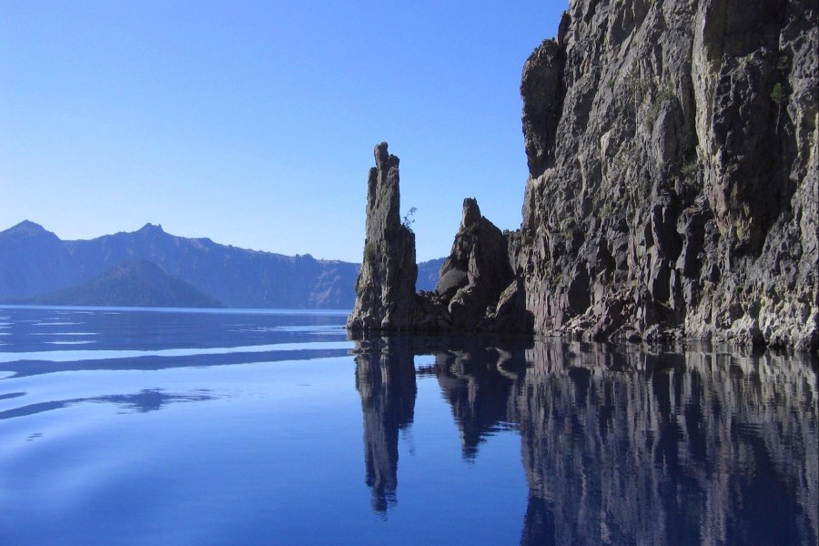 Pared rocosa en un lago