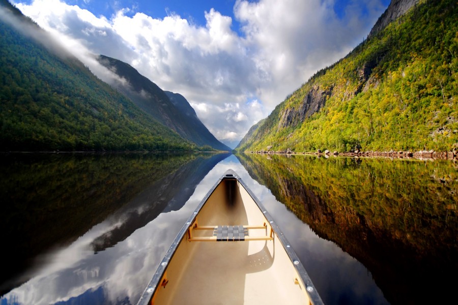Canoa navegando por un lago