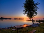 Mesa de campo junto al lago