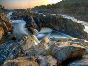 Postal: Río fluyendo entre grandes rocas