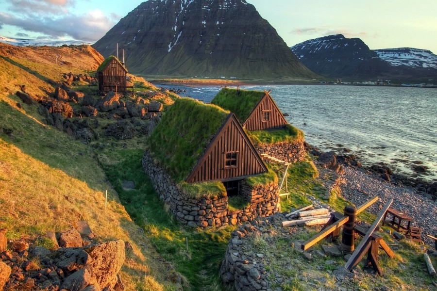 Bonitas casas a orillas de un fiordo