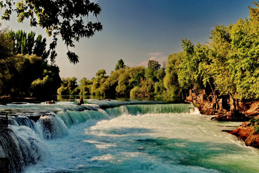 Pequeña cascada en un gran río