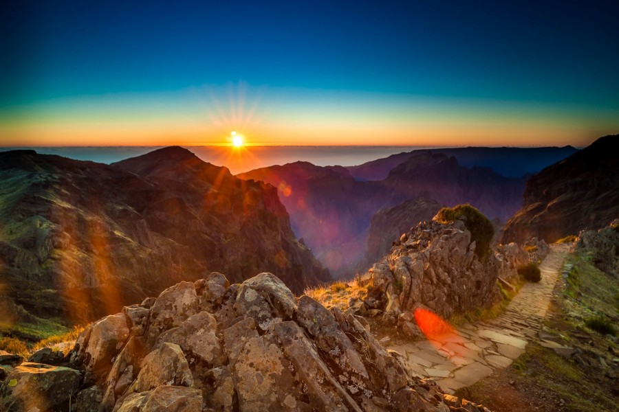 Radiante sol iluminando las montañas