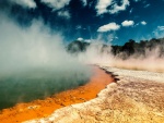 Humo en las fuentes calientes del Parque Nacional de Yellowstone