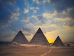 Sol tras las Pirámides de Egipto