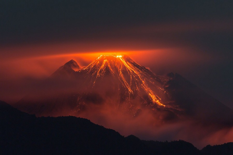 Volcán en erupción visto en la noche