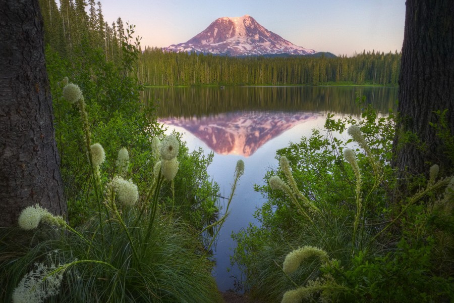 Una gran montaña reflejada en el lago