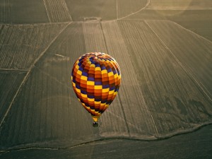Un globo volando sobre el campo
