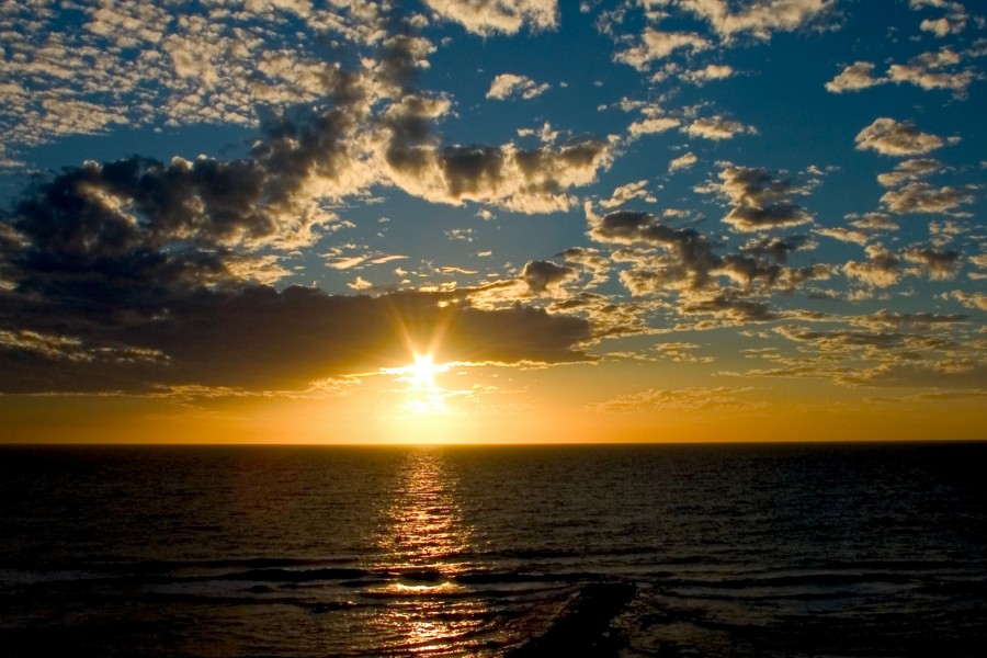 Sol y nubes en el cielo