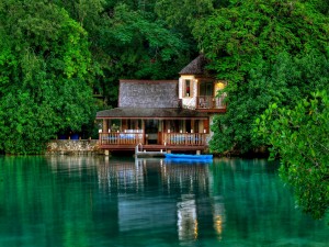 Impresionante casa junto al agua