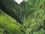 Gran cascada en la montaña verde