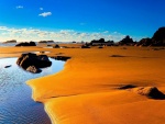 Extensión de arenas doradas a orillas del mar