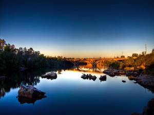 Postal: Piedras y puente sobre un río