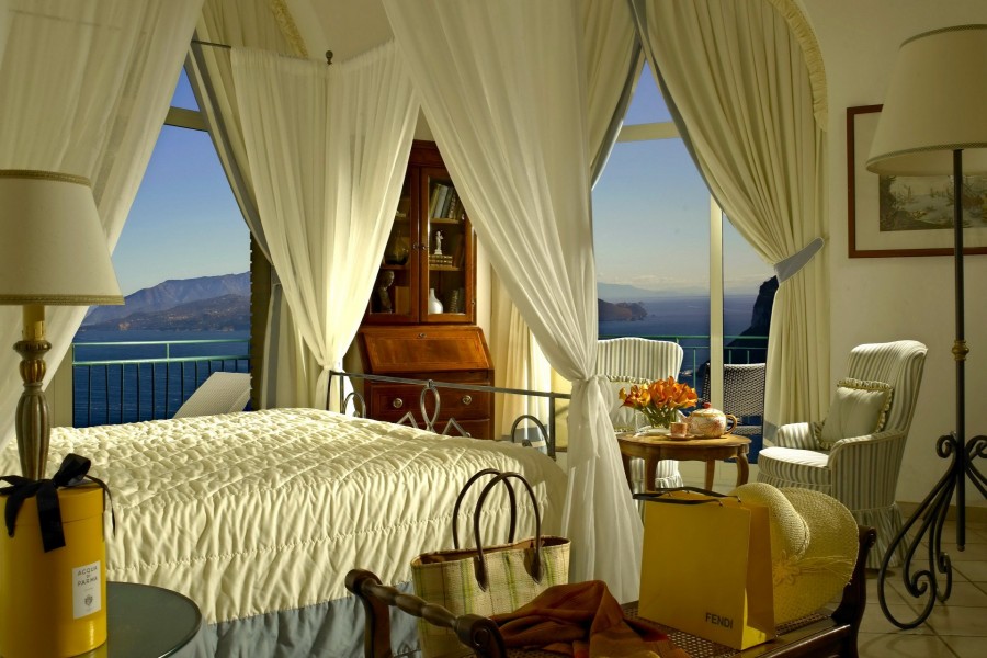 Dormitorio con dosel al estilo clásico y vista al exterior