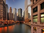 Canal del río Chicago entre los edificios de la ciudad