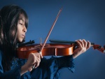 Joven interpretando música con su violín