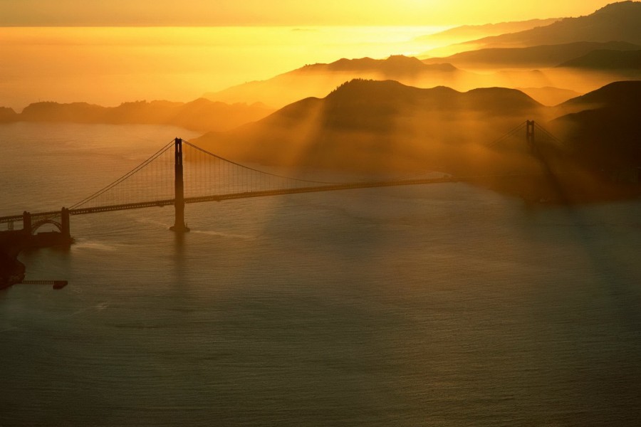 Amanecer sobre el puente de San Francisco