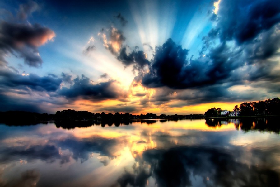 Hermoso cielo reflejado al amanecer