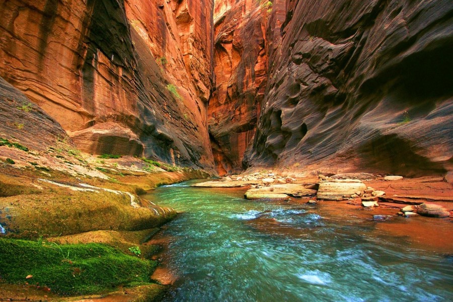 Río entre las paredes de un cañón