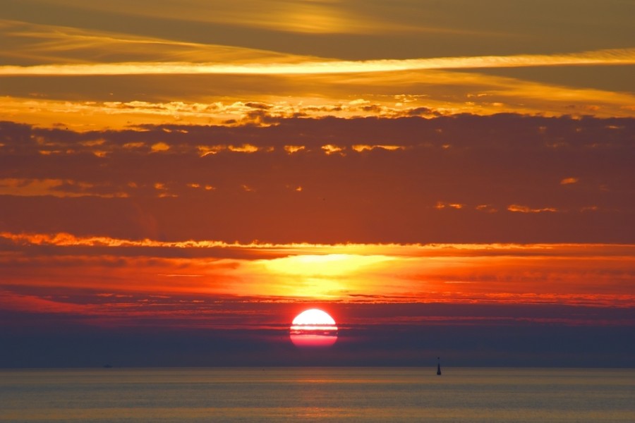 Amanece sobre el mar