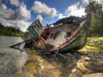 Barco abandonado a orillas de un río