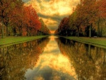 Cielo reflejado en el canal de un parque
