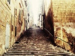 Escaleras empinadas en una calle