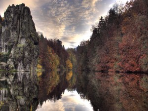 Postal: Rocas y árboles a orillas de un lago