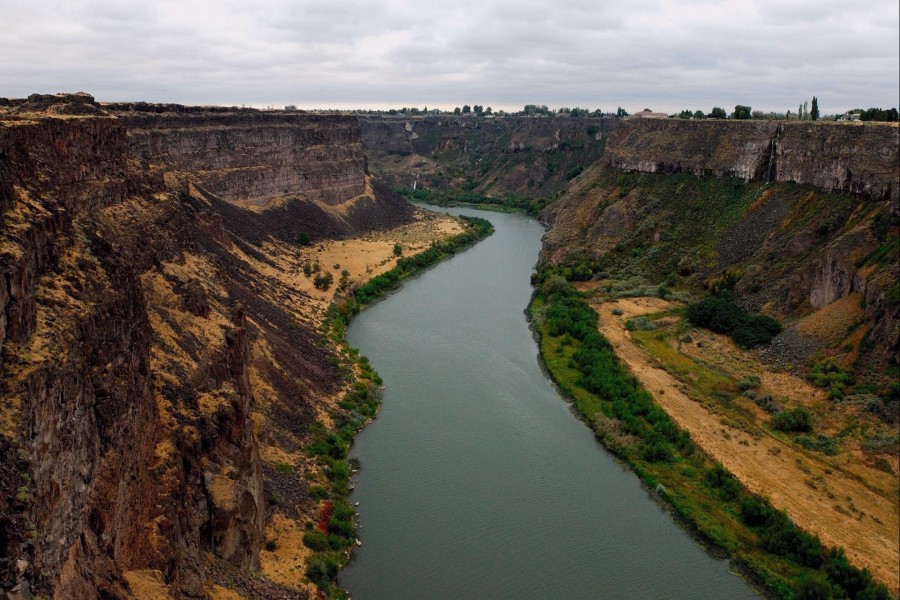 Río fluyendo en un cañón