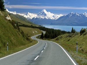 Carretera con vistas a las montañas y un lago