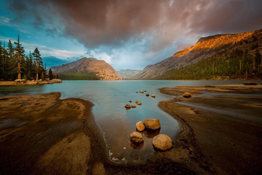 Piedras en la orilla del lago