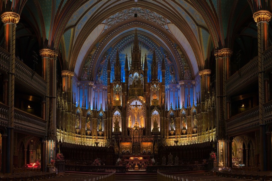 Interior de una gran Catedral