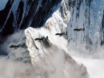 Aviones de combate volando entre montañas