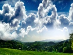 Nubes sobre un pueblo verde