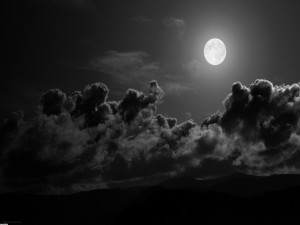 Impresionante luna en un cielo oscuro
