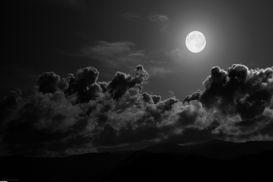 Impresionante luna en un cielo oscuro