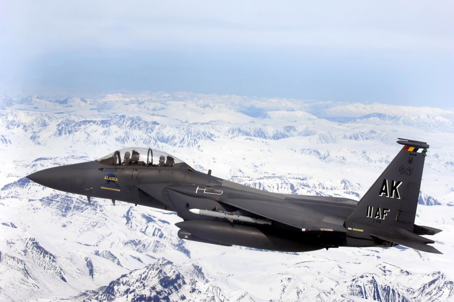 Avión militar de Alaska sobrevolando las montañas