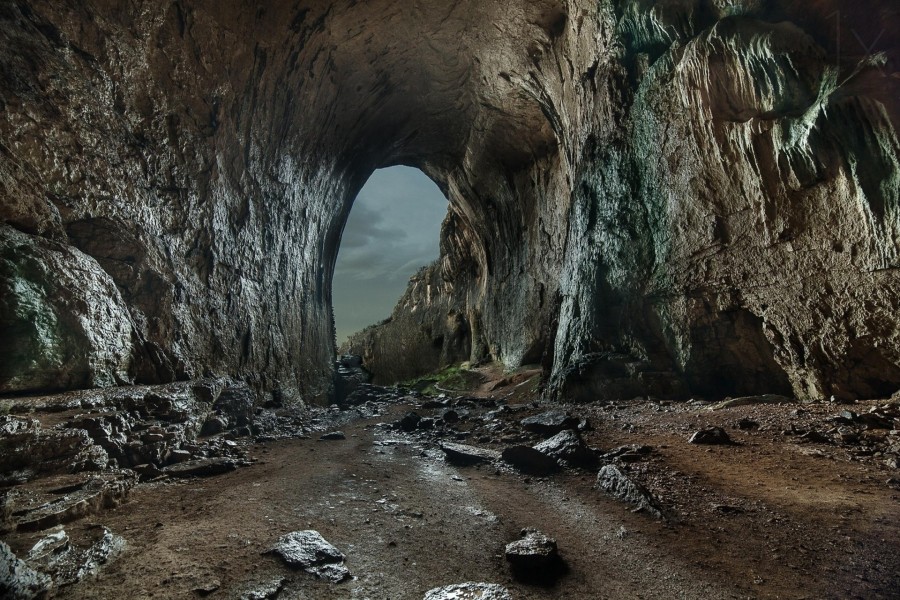 Puerta en la pared de roca