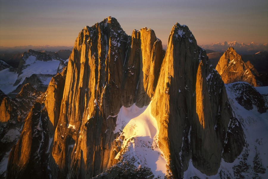 Nieve entre los picos montañosos