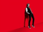 David Guetta en fondo rojo