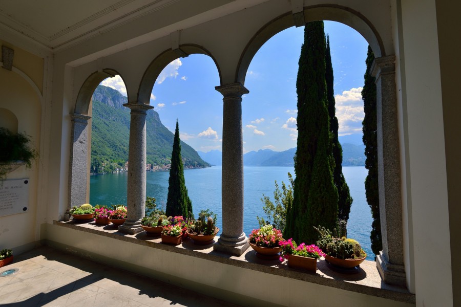 Vista a un bello lago desde un edificio